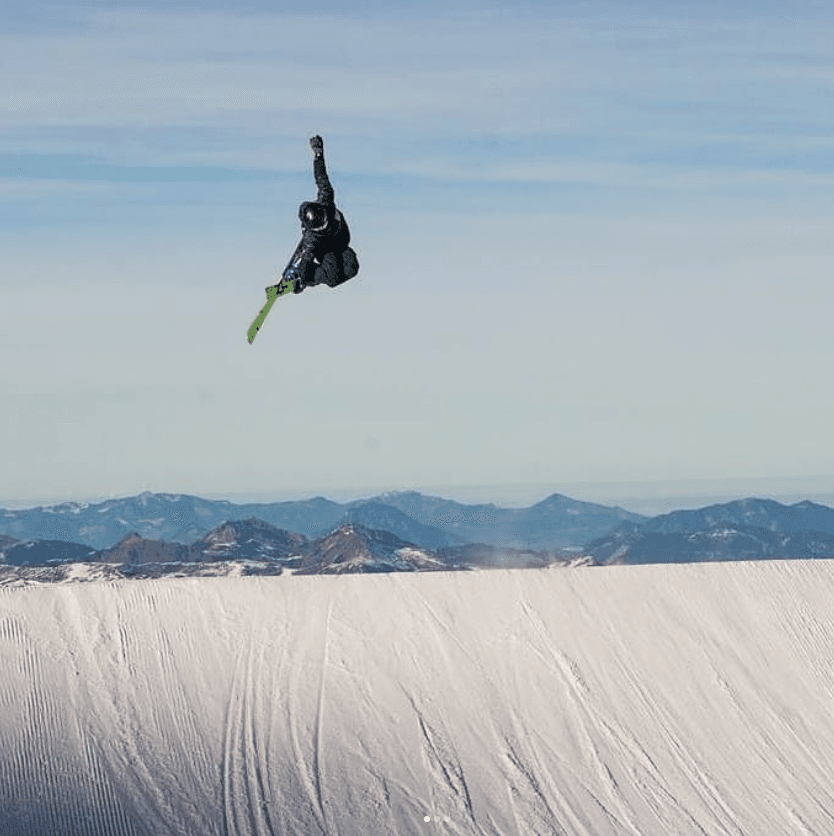 Freestyle ski ·halfpipe grab
